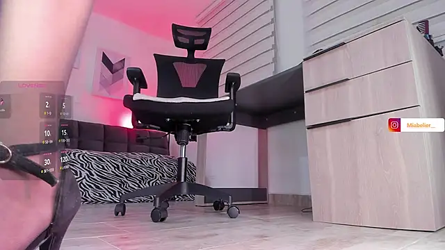 Snapshot of Miabelier chatting on 11/20/25, 10:53 Miabelier online show from 11/20/25, 10:53