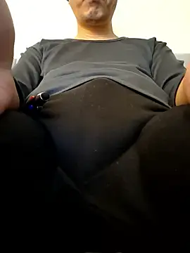 Snapshot of Ssk10N chatting on 12/15/25, 11:03 Ssk10N online show from 12/15/25, 11:03