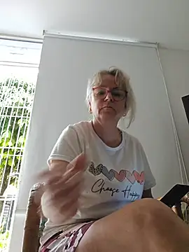 Snapshot of slutgold chatting on 10/18/25, 12:17 slutgold online show from 10/18/25, 12:17