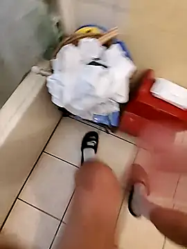 Snapshot of Bigstiffyuh chatting on 10/28/25, 09:17 Bigstiffyuh online show from 10/28/25, 09:17