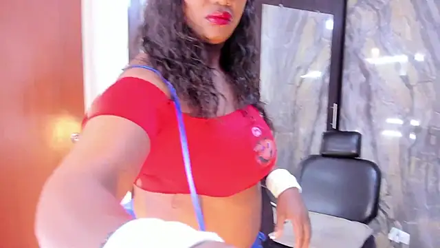 Snapshot of LauraSaenz01 chatting on 11/01/25, 03:30 LauraSaenz01 online show from 11/01/25, 03:30