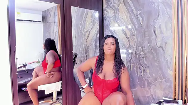 Snapshot of LauraSaenz01 chatting on 11/08/25, 03:39 LauraSaenz01 online show from 11/08/25, 03:39