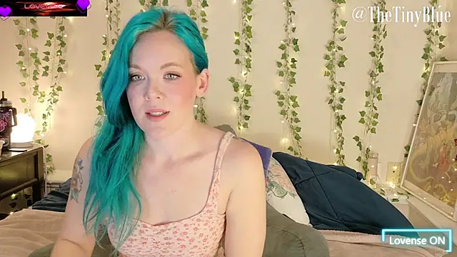 Snapshot of thetinyblue chatting on 11/18/25, 06:23 thetinyblue online show from 11/18/25, 06:23