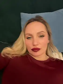 Snapshot of AngelOxy chatting on 12/17/24, 02:22 AngelOxy online show from 12/17/24, 02:22