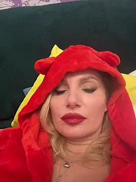 Snapshot of AngelOxy chatting on 12/18/24, 06:14 AngelOxy online show from 12/18/24, 06:14