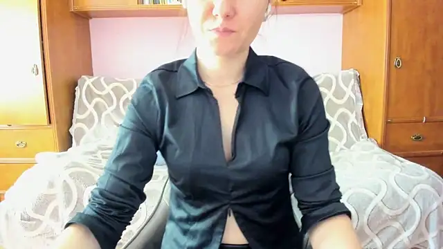 HolmesAriana online show from 02/05/25, 04:14