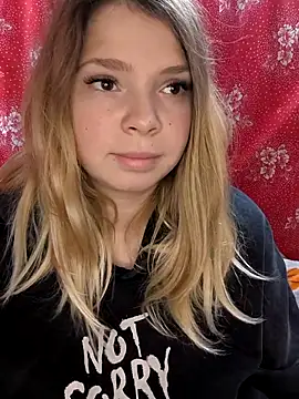 Snapshot of Zuli_Kiska chatting on 11/08/25, 11:43 Zuli Kiska online show from 11/08/25, 11:43