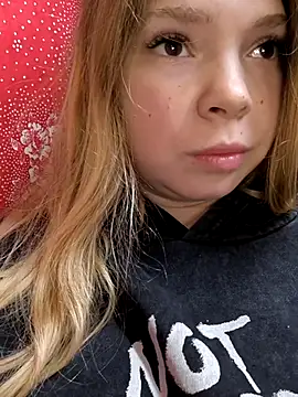 Snapshot of Zuli_Kiska chatting on 11/12/25, 11:25 Zuli Kiska online show from 11/12/25, 11:25