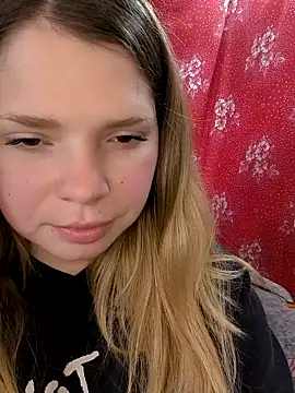 Snapshot of Zuli_Kiska chatting on 04/12/26, 10:53 Zuli Kiska online show from 04/12/26, 10:53