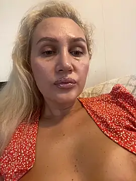 Snapshot of YourBlondee chatting on 09/22/25, 02:35 YourBlondee online show from 09/22/25, 02:35