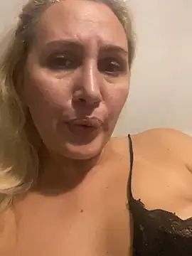 Snapshot of YourBlondee chatting on 10/13/25, 11:43 YourBlondee online show from 10/13/25, 11:43