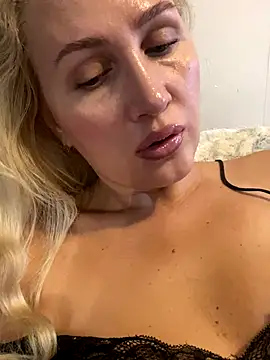 Snapshot of YourBlondee chatting on 10/23/25, 02:00 YourBlondee online show from 10/23/25, 02:00