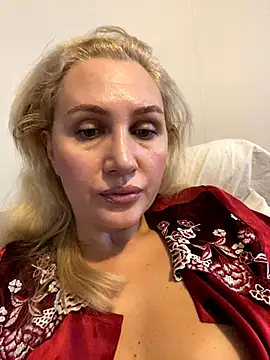 Snapshot of YourBlondee chatting on 10/31/25, 02:23 YourBlondee online show from 10/31/25, 02:23