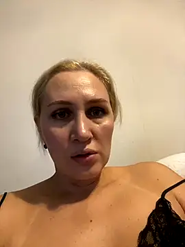 Snapshot of YourBlondee chatting on 11/01/25, 02:02 YourBlondee online show from 11/01/25, 02:02