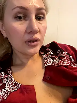 Snapshot of YourBlondee chatting on 11/05/25, 02:44 YourBlondee online show from 11/05/25, 02:44