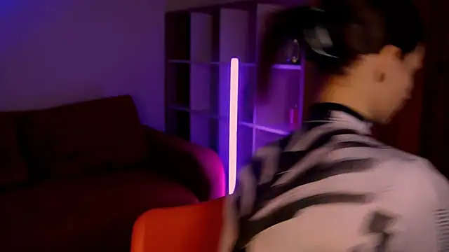 Snapshot of ItsAlisia chatting on 11/21/25, 01:43 ItsAlisia online show from 11/21/25, 01:43