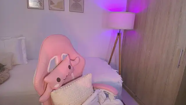 Snapshot of iriswest_ chatting on 10/10/25, 11:04 iriswest online show from 10/10/25, 11:04