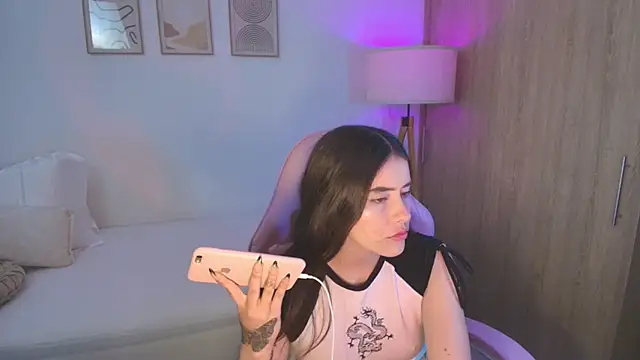 Snapshot of iriswest_ chatting on 10/14/25, 12:44 iriswest online show from 10/14/25, 12:44