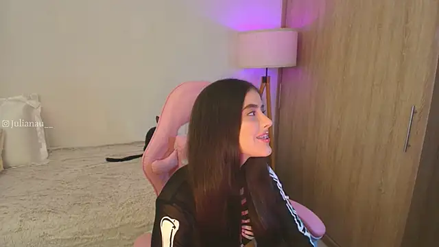 Snapshot of iriswest_ chatting on 10/25/25, 12:07 iriswest online show from 10/25/25, 12:07