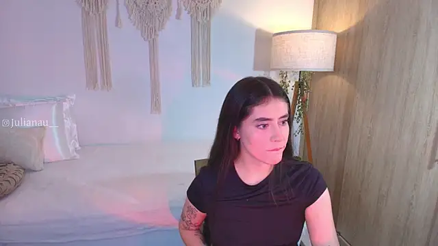 Snapshot of iriswest_ chatting on 11/19/25, 12:10 iriswest online show from 11/19/25, 12:10