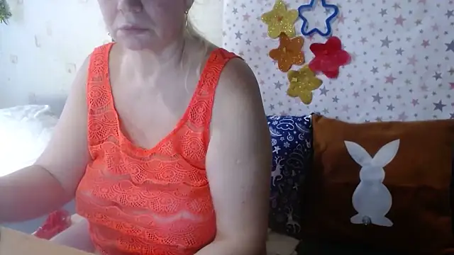 Snapshot of QueenLana chatting on 12/22/25, 06:32 QueenLana online show from 12/22/25, 06:32