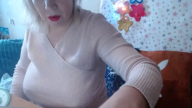 Snapshot of QueenLana chatting on 02/17/26, 09:39 QueenLana online show from 02/17/26, 09:39