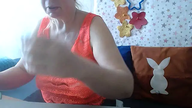 Snapshot of QueenLana chatting on 04/20/26, 07:00 QueenLana online show from 04/20/26, 07:00