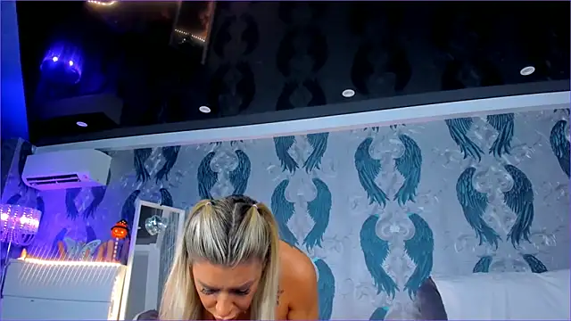 Snapshot of anneswhite chatting on 11/18/25, 04:39 anneswhite online show from 11/18/25, 04:39