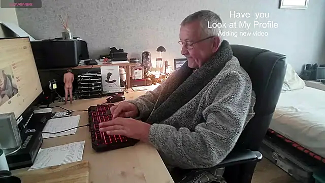 Snapshot of Aandy62 chatting on 09/11/25, 06:02 Aandy62 online show from 09/11/25, 06:02