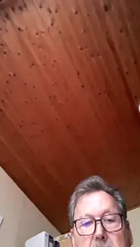 Snapshot of Einhorn527 chatting on 12/16/25, 12:10 Einhorn527 online show from 12/16/25, 12:10