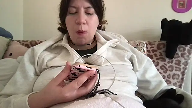 Snapshot of HYPHYtype chatting on 09/13/25, 06:51 HYPHYtype online show from 09/13/25, 06:51