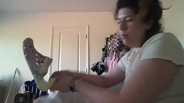 Snapshot of HYPHYtype chatting on 10/16/25, 04:30 HYPHYtype online show from 10/16/25, 04:30