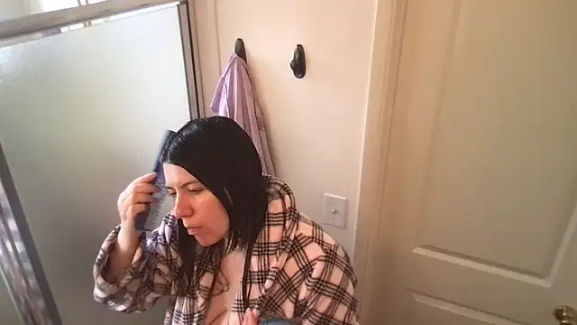 Snapshot of HYPHYtype chatting on 11/04/25, 10:20 HYPHYtype online show from 11/04/25, 10:20