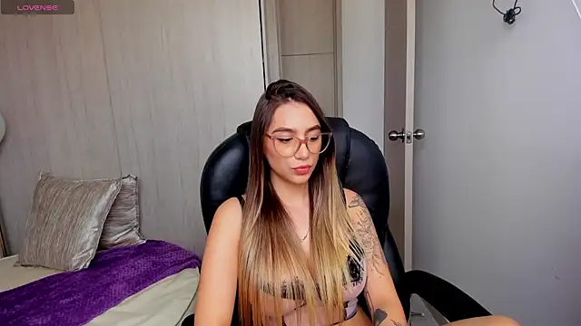 Snapshot of StacyConner chatting on 10/21/25, 07:47 StacyConner online show from 10/21/25, 07:47