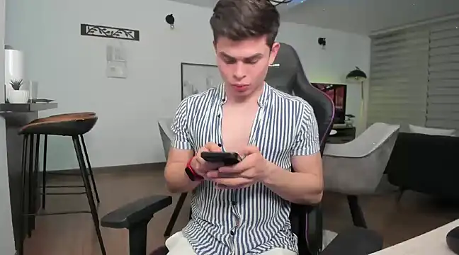 Snapshot of alejooo_twink chatting on 03/01/25, 06:35 alejooo twink online show from 03/01/25, 06:35