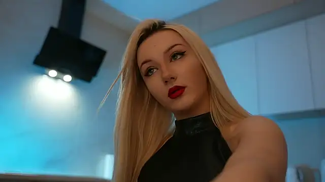 Snapshot of CatchMe1 chatting on 12/15/25, 07:18 CatchMe1 online show from 12/15/25, 07:18