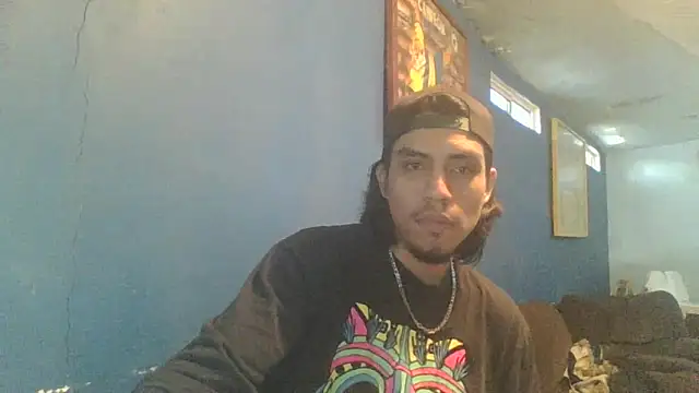 Snapshot of AlexAlejandro13 chatting on 10/27/25, 03:27 AlexAlejandro13 online show from 10/27/25, 03:27