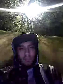 Snapshot of AlexAlejandro13 chatting on 10/30/25, 04:47 AlexAlejandro13 online show from 10/30/25, 04:47