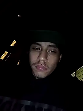 Snapshot of AlexAlejandro13 chatting on 11/06/25, 12:33 AlexAlejandro13 online show from 11/06/25, 12:33