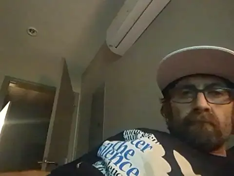 Snapshot of Bottomslut4tops84 chatting on 11/18/25, 04:28 Bottomslut4tops84 online show from 11/18/25, 04:28