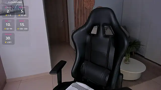 Snapshot of AnnieHallX chatting on 11/05/25, 12:10 AnnieHallX online show from 11/05/25, 12:10