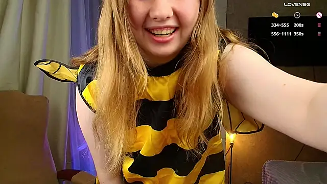 Snapshot of Vivian_cutie chatting on 10/31/25, 03:46 Vivian cutie online show from 10/31/25, 03:46