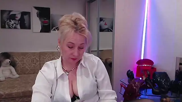 Snapshot of MistressMilfa chatting on 01/10/26, 05:26 MistressMilfa online show from 01/10/26, 05:26