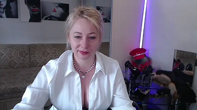 Snapshot of MistressMilfa chatting on 02/14/26, 07:27 MistressMilfa online show from 02/14/26, 07:27