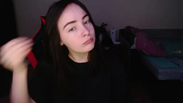 Snapshot of Laralianna chatting on 11/21/25, 12:43 Laralianna online show from 11/21/25, 12:43