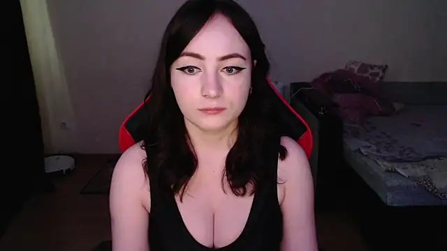 Snapshot of Laralianna chatting on 11/27/25, 07:10 Laralianna online show from 11/27/25, 07:10