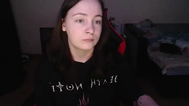 Snapshot of Laralianna chatting on 12/15/25, 06:12 Laralianna online show from 12/15/25, 06:12