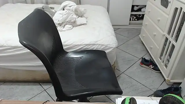 Snapshot of MysterBearMG chatting on 10/05/25, 12:31 MysterBearMG online show from 10/05/25, 12:31