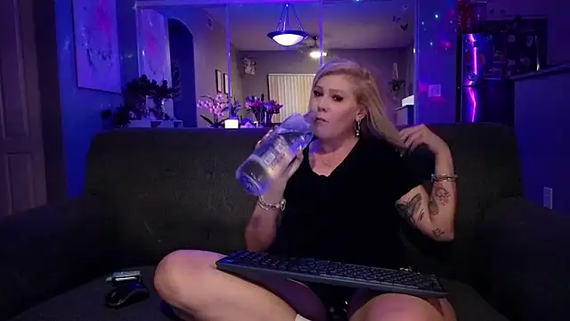 Snapshot of Lexi_Shocker chatting on 11/06/25, 04:02 Lexi Shocker online show from 11/06/25, 04:02