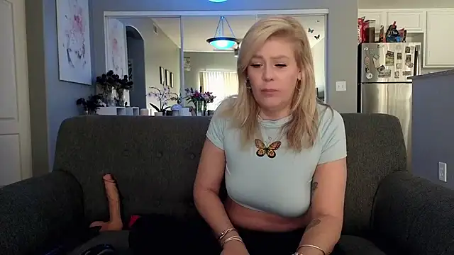 Snapshot of Lexi_Shocker chatting on 11/17/25, 06:57 Lexi Shocker online show from 11/17/25, 06:57